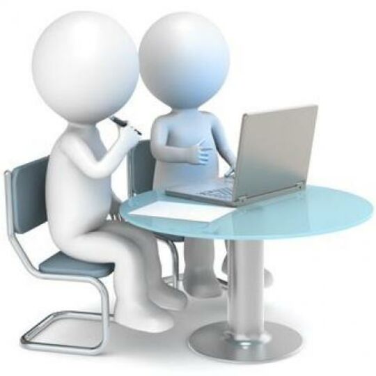 Deux personnages assis devant un ordinateur.